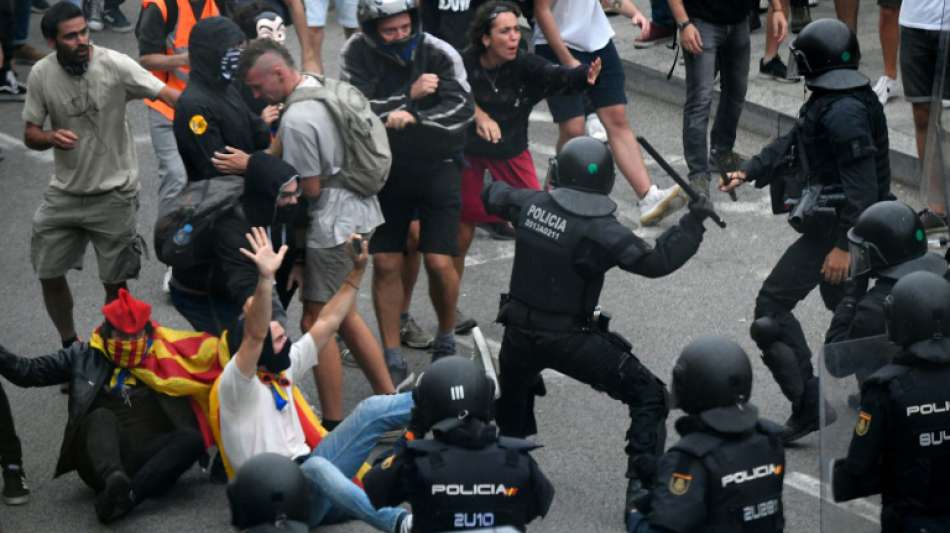 Polizei geht gegen Demonstranten am Flughafen von Barcelona vor