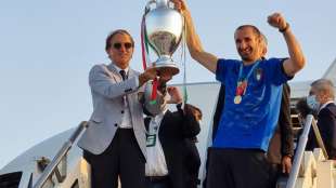 Azzurri bei Ankunft in Rom begeistert gefeiert