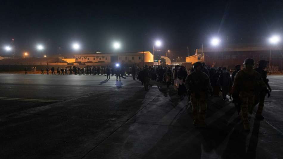 Bundeswehr bringt 21 Deutsche mit Helikopter aus Kabul zum Flughafen