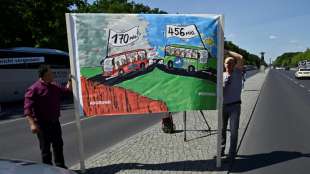 Bus-Unternehmer fordern mit Korso in Berlin Soforthilfen