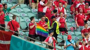 Uefa pr&uuml;ft Beschlagnahmung von Regenbogenfahne in EM-Stadion in Baku