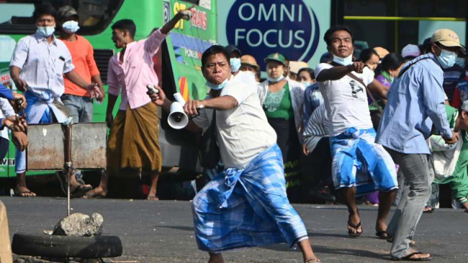 Zusammenst&ouml;&szlig;e zwischen Unterst&uuml;tzern der Milit&auml;rjunta und Demonstranten in Myanmar