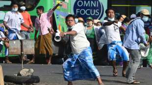 Zusammenst&ouml;&szlig;e zwischen Unterst&uuml;tzern der Milit&auml;rjunta und Demonstranten in Myanmar