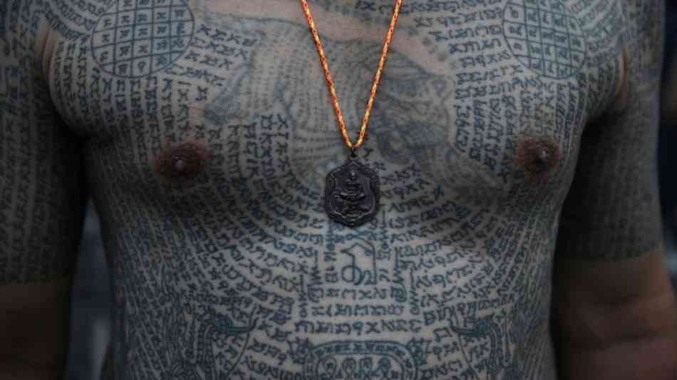 Tausende Buddhisten bei Tattoo-Fest in thailändischem Tempel