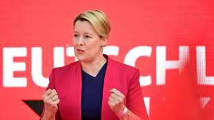 Rot-gr&uuml;n-roter Koalitionsvertrag f&uuml;r Berlin unterzeichnet