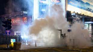 Zusammenstöße zwischen Polizei und Demonstranten in mehreren Bezirken Hongkongs