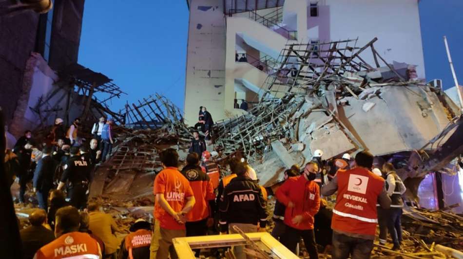 Mindestens zehn Vermisste nach Geb&auml;udeeinsturz in der T&uuml;rkei 