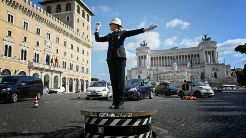 Roms ber&uuml;hmte Piazza Venezia hat ihre erste Verkehrspolizistin