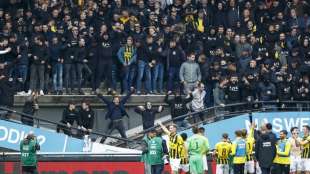 Niederlande: Trib&uuml;ne bricht unter h&uuml;pfenden Fans zusammen