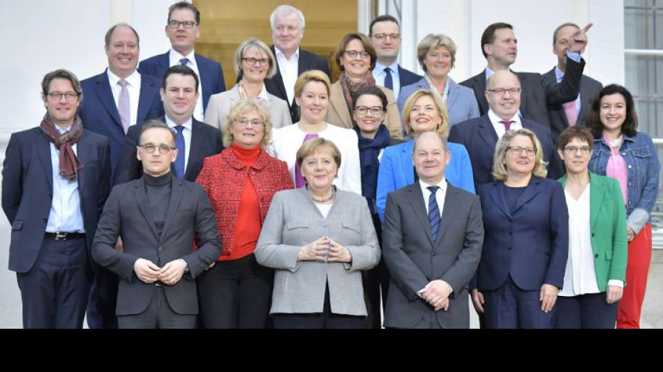 Trotz Merkel-Rückhalts für Minister dringt Söder auf Kabinettsumbildung