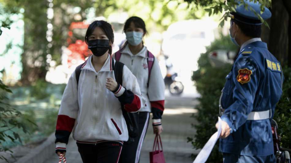 Schüler in Peking testen Armbänder zur Überwachung der Körpertemperatur