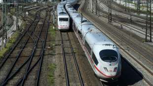 Lokf&uuml;hrer k&uuml;ndigen Streik an - Bahn verringert Fernverkehrsangebot