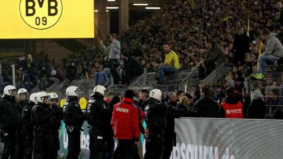 Massenrangelei nach dem Derby: BVB-Fans wollen den Platz st
