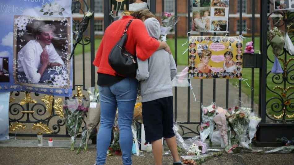 London: Briten erinnern mit Blumen und Kerzen an tote Lady Di