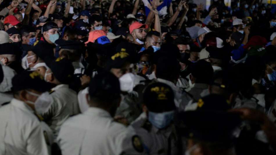 Tausende Honduraner durchbrechen Polizeisperre an Grenze zu Guatemala