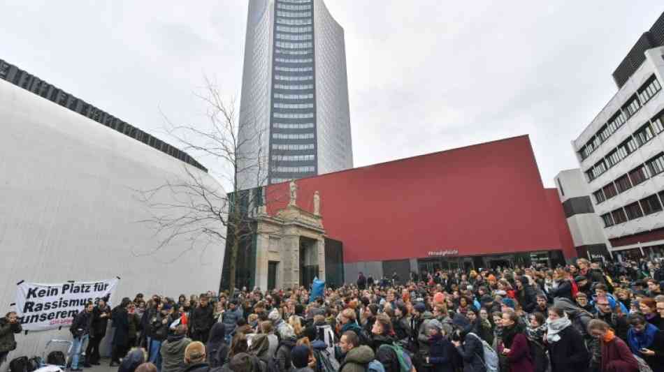 Hunderte Leipziger Studenten protestieren gegen Uni-Professor