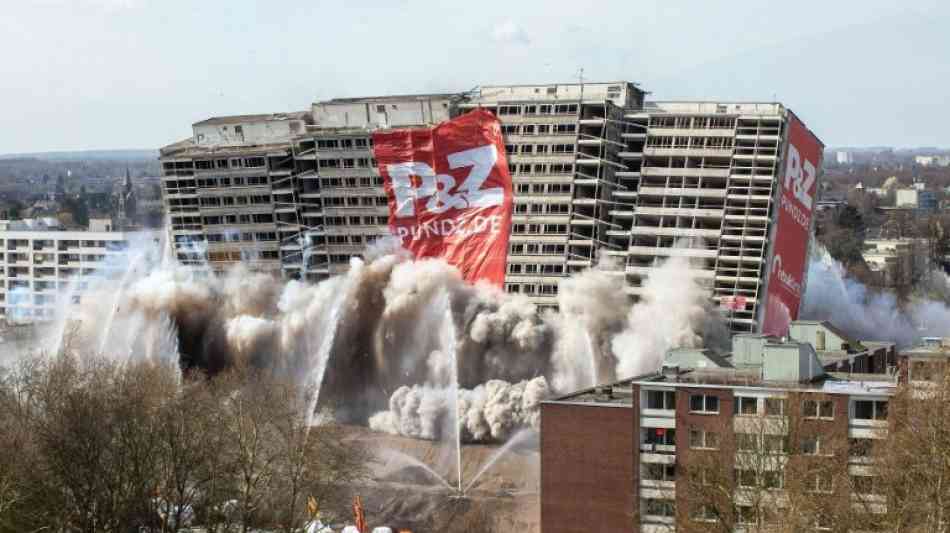 Hochhaus "Weißer Riese" in Duisburg planmäßig gesprengt