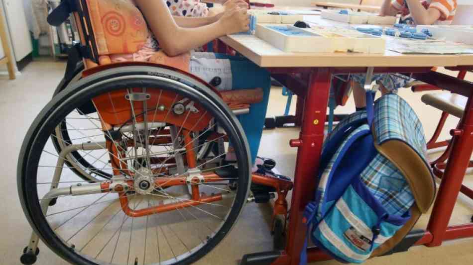Merkel verspricht mehr Anstrengungen für Menschen mit Behinderungen