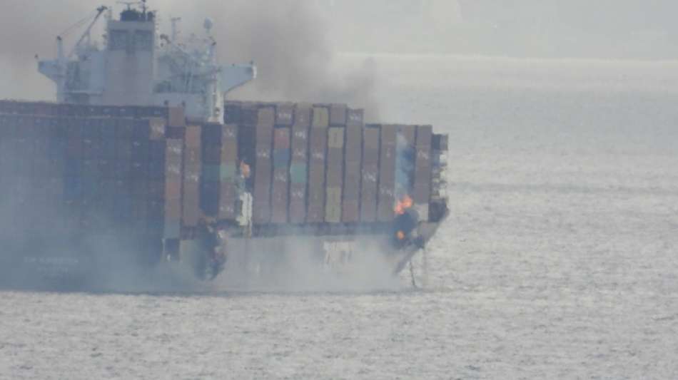 Brand auf Containerschiff vor Kanadas Westk&uuml;ste einged&auml;mmt