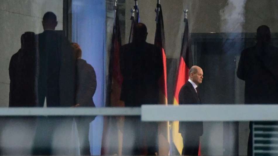 Merkel w&uuml;nscht Scholz bei Amts&uuml;bergabe "gl&uuml;ckliche Hand"