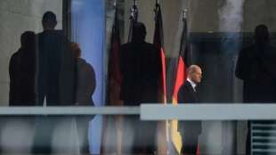 Merkel w&uuml;nscht Scholz bei Amts&uuml;bergabe "gl&uuml;ckliche Hand"