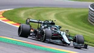 Vettels Motor brennt, Hamilton rollt aus, Verstappen im Verkehr