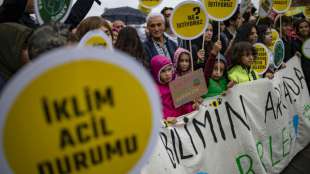 Hunderte türkische Schüler bei Klimaprotesten in Istanbul
