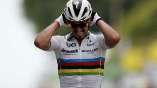 Alaphilippe gewinnt chaotischen Tour-Auftakt