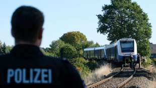 35-jährige Mutter stirbt an Bahnübergang - Dreijährige Tochter schwer verletzt