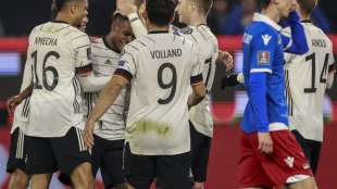 Emotionaler Abschied: Flick beschenkt L&ouml;w mit Fu&szlig;ballfest