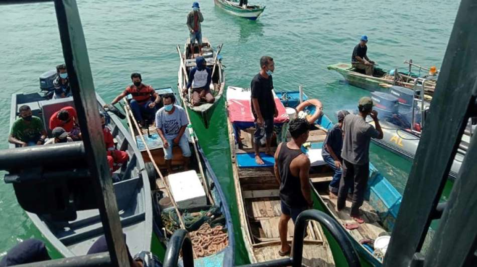 Impfteams auf Marineschiffen impfen Fischer in Indonesien gegen Corona