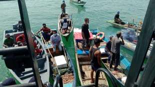 Impfteams auf Marineschiffen impfen Fischer in Indonesien gegen Corona