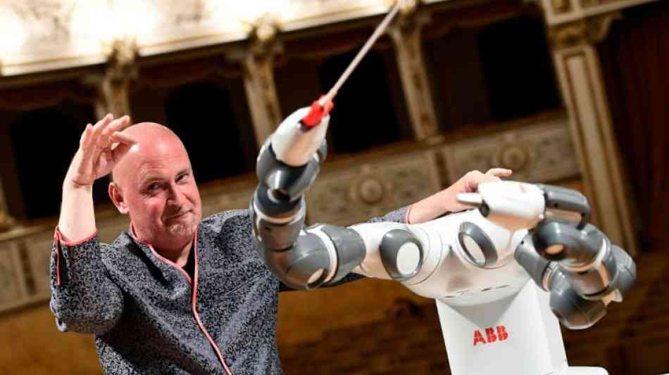 Roboter-Dirigent stiehlt italienischem Tenor Andrea Bocelli die Show