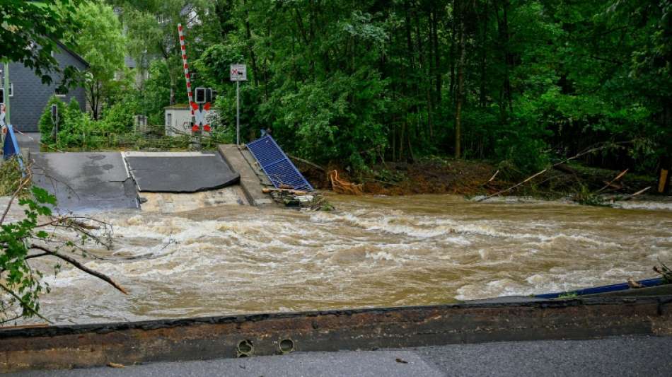 Unwetter beeintr&auml;chtigen Bahnverkehr massiv
