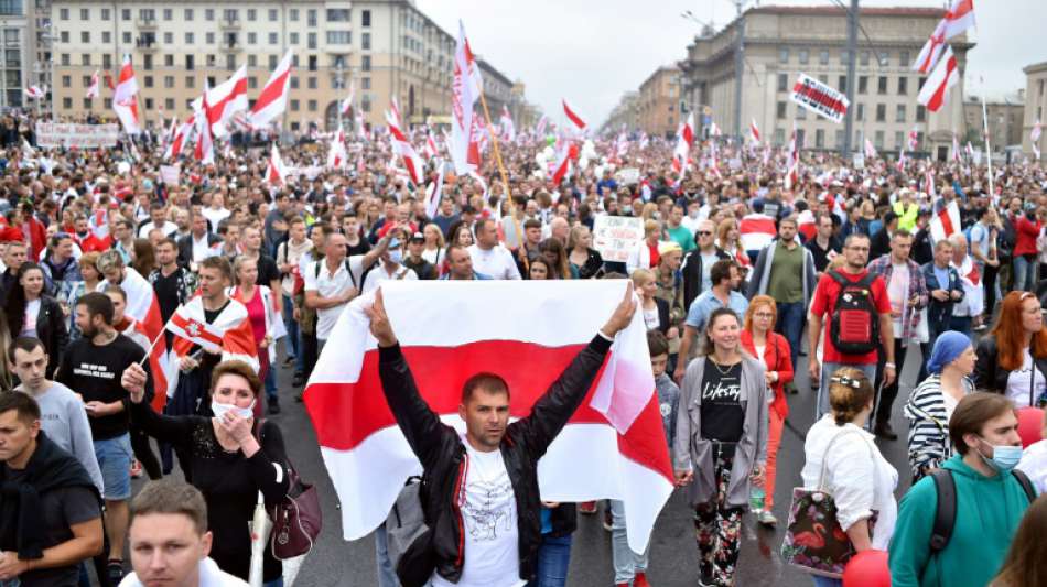 Zehntausende Belarussen demonstrieren erneut gegen Lukaschenko