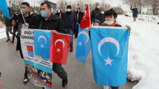 Uiguren protestieren gegen Besuch des chinesischen Außenministers in der Türkei