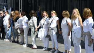 Katholische Initiative Maria 2.0 demonstriert mit Menschenkette am Kölner Dom