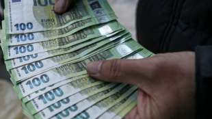 Polizisten finden bei Fahrzeugkontrolle mehr als 500.000 Euro in Plastiktüten 