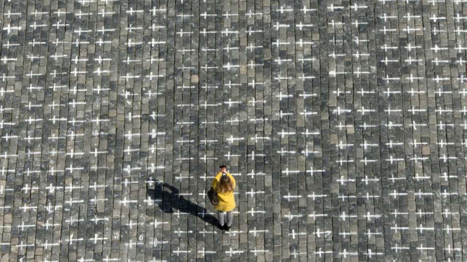 Tschechien gedenkt mit Glockengeläut und tausenden Kreuzen seiner Corona-Toten