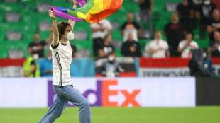 Vor DFB-Spiel: Flitzer mit Regenbogen-Fahne läuft aufs Spielfeld