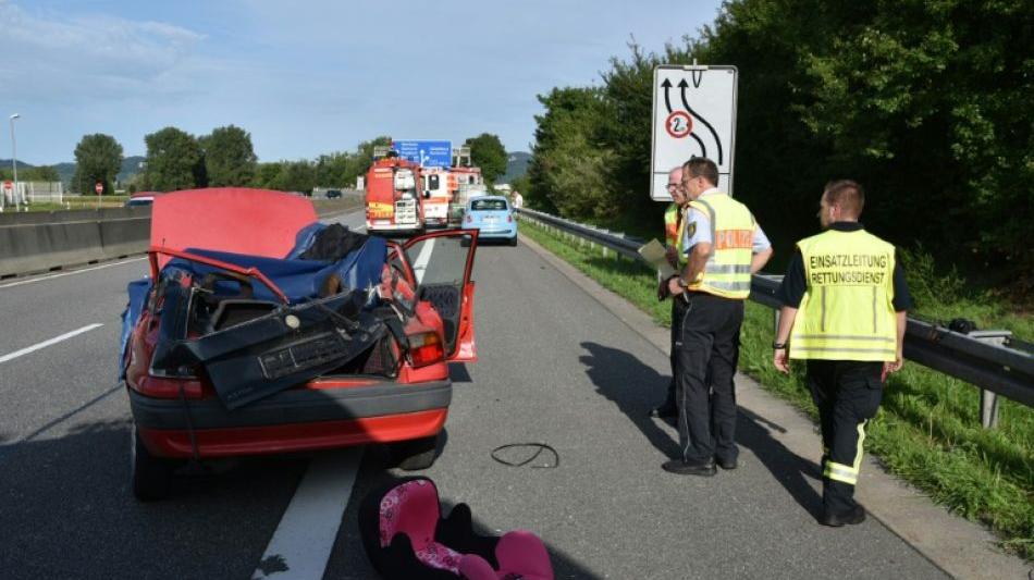 Autofahrer nach Panne auf Autobahn von Baggerschaufel erschlagen