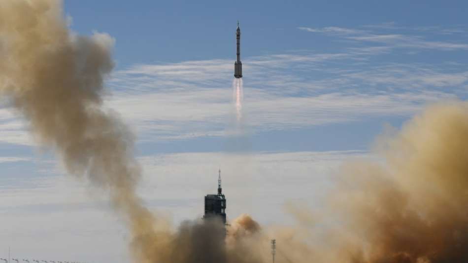 China startet erste bemannte Mission zu neuer Raumstation