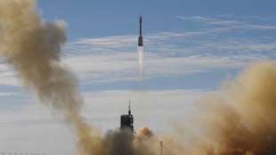 China startet erste bemannte Mission zu neuer Raumstation