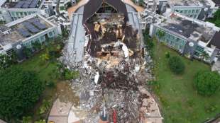 Zahl der Toten nach Erdbeben in Indonesien steigt auf mindestens 60 