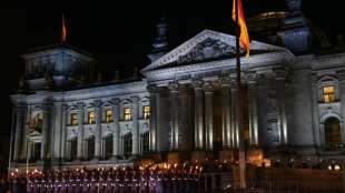 Gro&szlig;er Zapfenstreich vor dem Reichstagsgeb&auml;ude zu Afghanistan-Einsatz