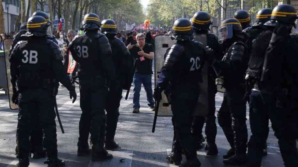 Tausende Menschen bei Anti-Macron-Demonstration in ganz Frankreich