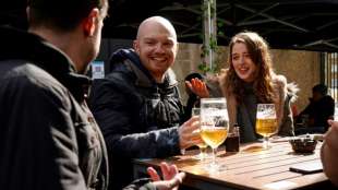 Biergärten und Friseure in England nach monatelangem Lockdown wieder offen