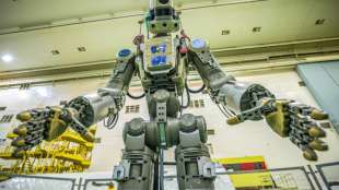 Sojus-Kapsel mit humanoidem Roboter an Raumstation ISS angedockt