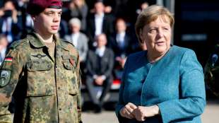 Merkel und Kramp-Karrenbauer w&uuml;rdigen Soldaten der Afghanistan-Evakuierung