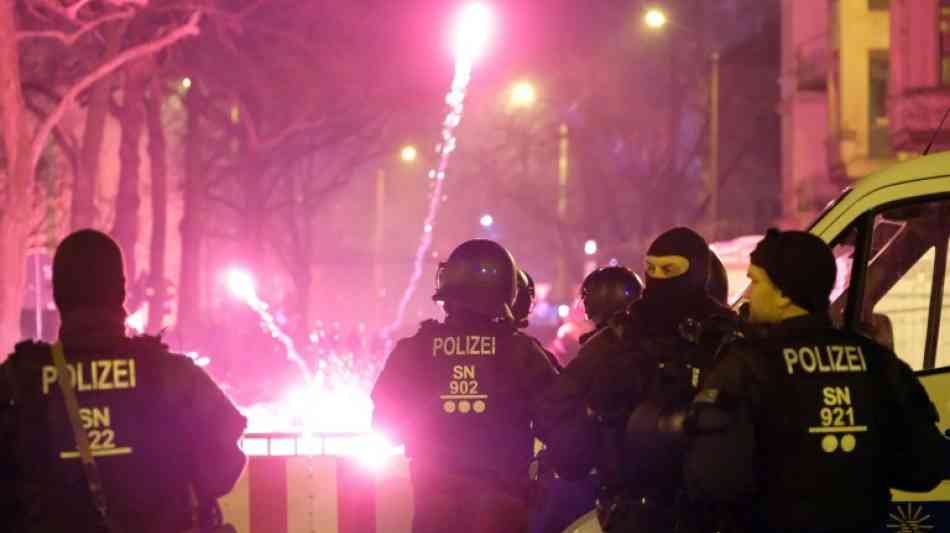 Silvester: Polizisten in Leipzig mit Steinen und B